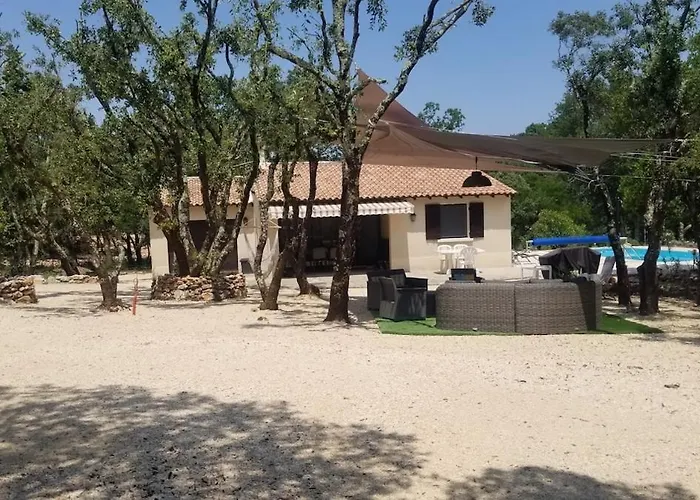 Avec Piscine Sur Terrain Clot Villa *
